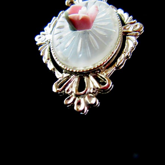 Victorian Revival cameo style frosted lucite & pink rose brooch in silver frame - Picture 3 of 5